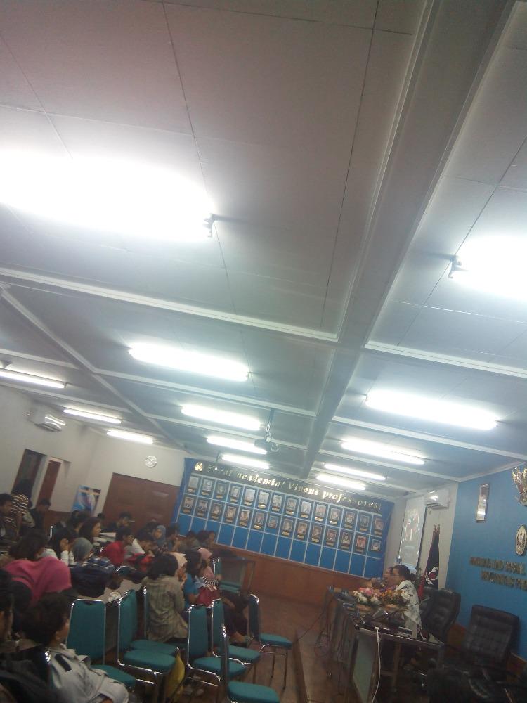 ksbhuman's tweet photo. @Anonymous_TAoK stlh nonton #senyapsumedang lanjut diskusi w/ Budi Rajab ihwal aspek sosio-historis &amp; kritik thd film http://t.co/QGwLoArOtM