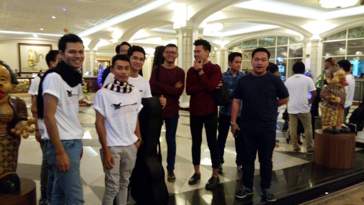 LAZoneid's tweet photo. Nah! Udah pada sampe dan mau mingle dulu di House of Balcony Plaza Ambarukmo biar gak kejang2. #MTL2014Final http://t.co/cacYyua8l3