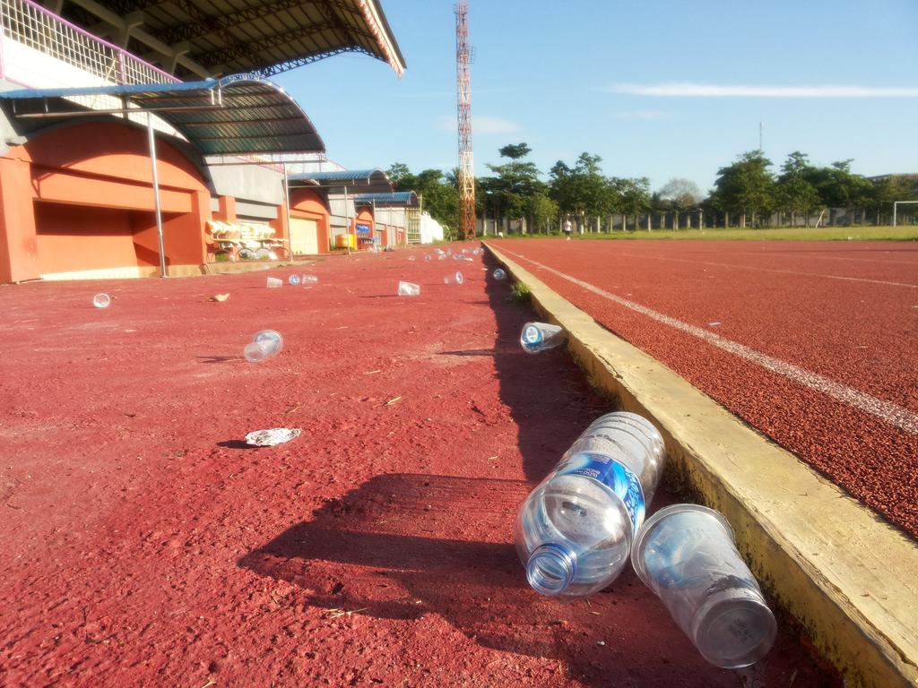 zute2k's tweet photo. Sampah di Gor Nani Wartabone tidak sekeren track larinya, betul kan min @Info_Gorontalo ? http://t.co/XKPOFI63Yb