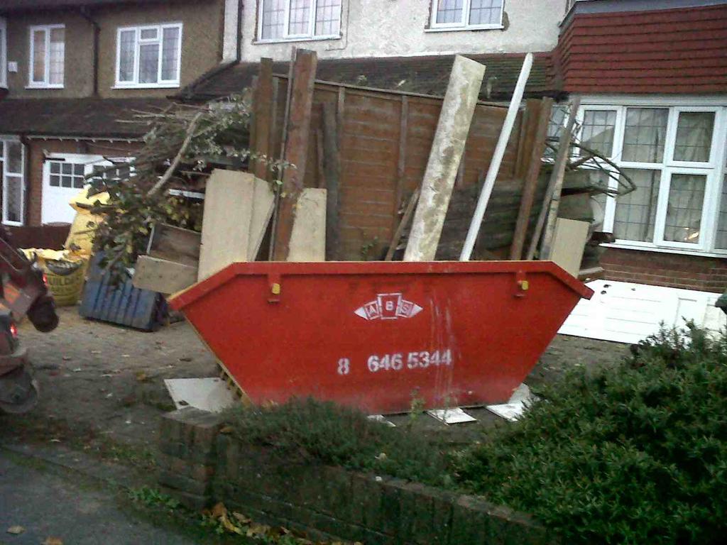 FullSkipWankers's tweet photo. Considerate of them to 'fence off' the excess load.
(recycled from @SkipHireMag ) http://t.co/cz0sMG6Gga