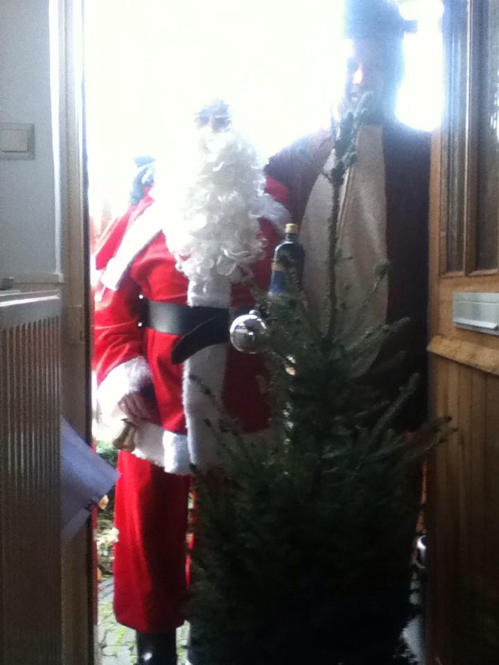 Lubcomm's tweet photo. Ludieke actie van @Gildeprint bij @paraafdeventer Merry Christmas! Kerstman én Rudolph aan de deur! http://t.co/L4IkBEOcRD