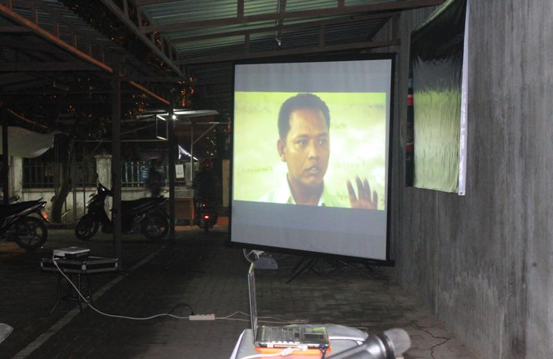 CSSJournal's tweet photo. Masih berlangsung #nontonSenyap di Fisip Unpas, outdoor, mulai sedikit gerimis, ramai &amp; lancar jaya @Anonymous_TAoK http://t.co/1ePviA7MJz