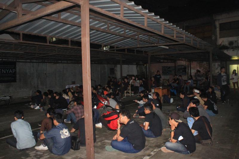 CSSJournal's tweet photo. Selesai #nontonSenyap di Fisip Unpas akan ada diskusi, kita berbincang santai.. sampai diusir satpam, mungkin :p http://t.co/RvAbtFw7Ej