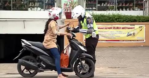 LunaMaya26's tweet photo. #RESPECT RT @merdekadotcom Aiptu Jailani tilang istri lalu tidur dipunggungi --> http://t.co/ilcRgzP5xr http://t.co/8aIhpS3DjW #LinkAsik