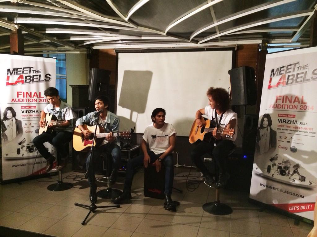 DevoteesKalsel's tweet photo. @Band_Radicta dr banjarmasin nih. goodluck "@LAlights: Radicta nge-jam di acara dinner & mingle time! #MTL2014Final http://t.co/gpJ4Zp5rPR"