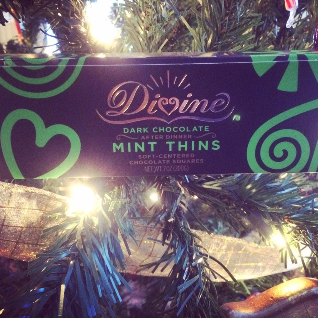 nadiamohab's tweet image. 1 of my absolute fav things about #Xmas! #gosanta #imhisfavourite @divinechocolate @VillagesCanada #vegan #fairtrade