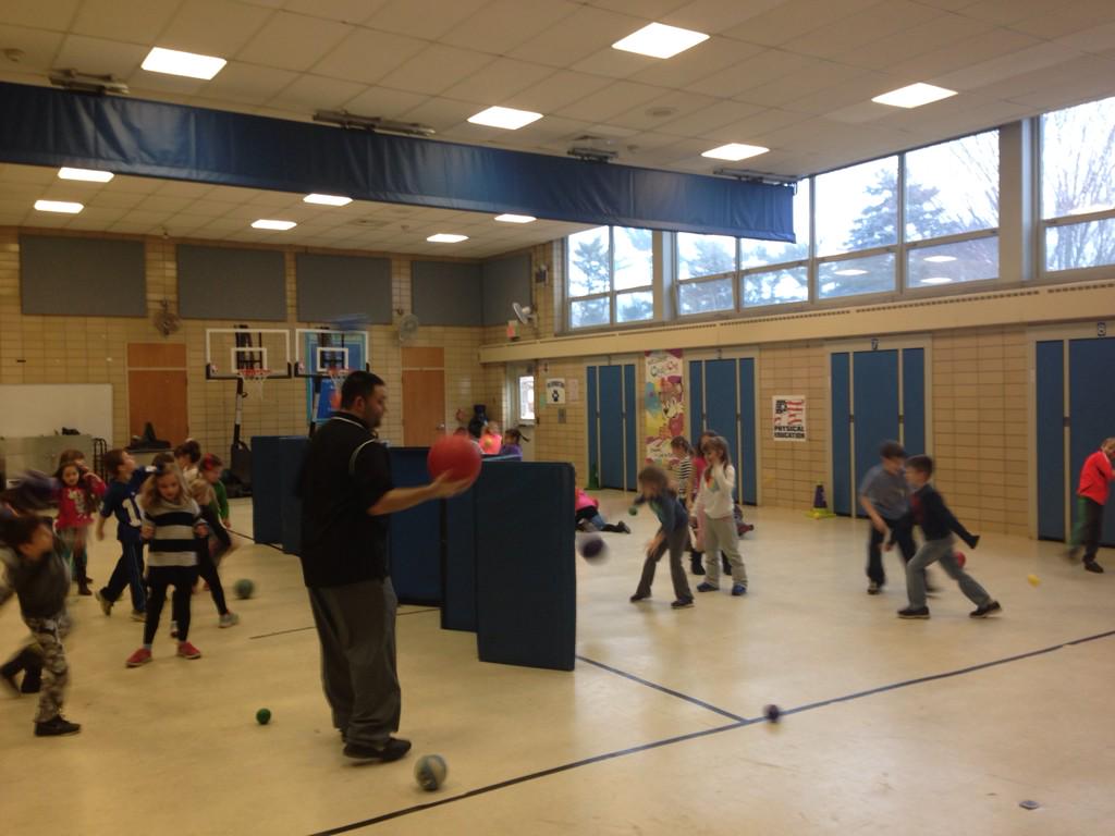 MrTrezzaMiddPe's tweet photo. Backyard battle.... #coopteaching @LincroftLevine #cleanyouryard #ChristmasCheer #education #pe #healthyU http://t.co/G7q9aRz4s8