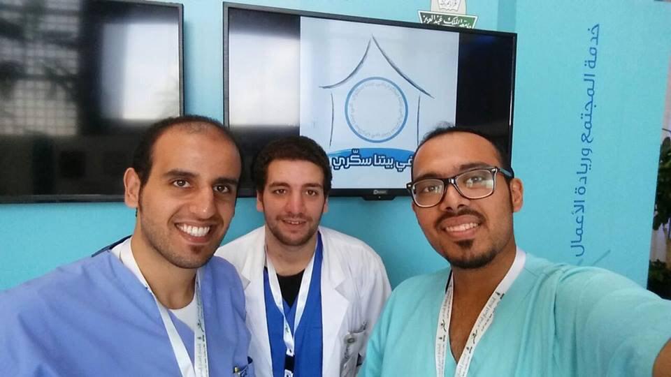 dm_athome's tweet photo. تقديم مشروعنا في الملتقى العلمي كواحد من افضل ١٠ مشاريع لخدمة المجتمع في الجامعة 
@draaarab @he2012ro @Faisal_Alabbas http://t.co/yUEBqD4Esj