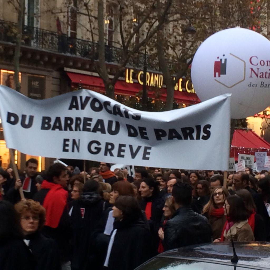 C_Houzai's tweet photo. Les #avocats de #paris contre la loi #macron #notairesfuribards #nonbercy http://t.co/RNb7utG4cU
