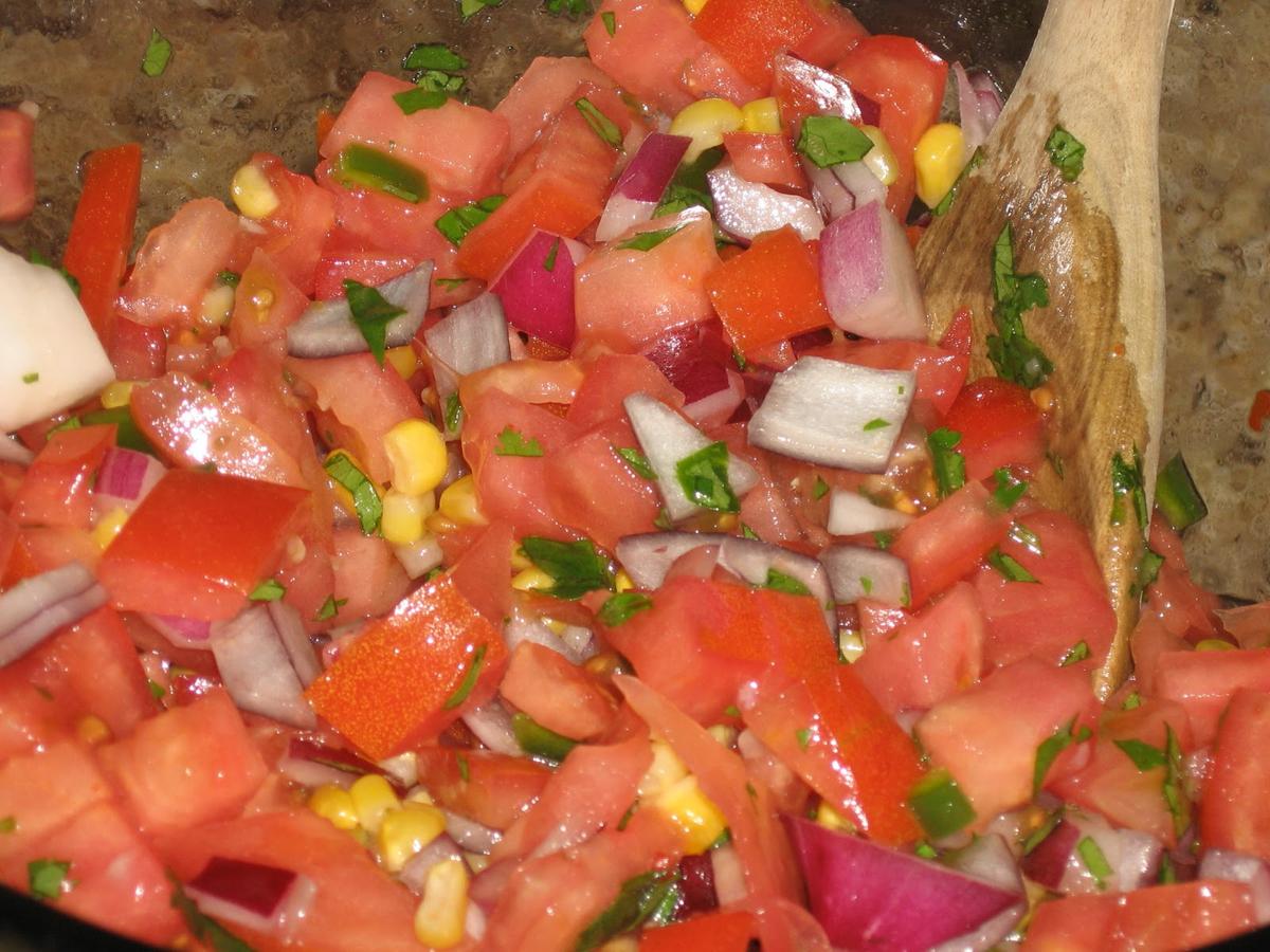 Chunky fresh salsa made a 1/2 day ahead so it can mush and "juice up" in the fridge #BCSIN  goo.gl/vPmV46