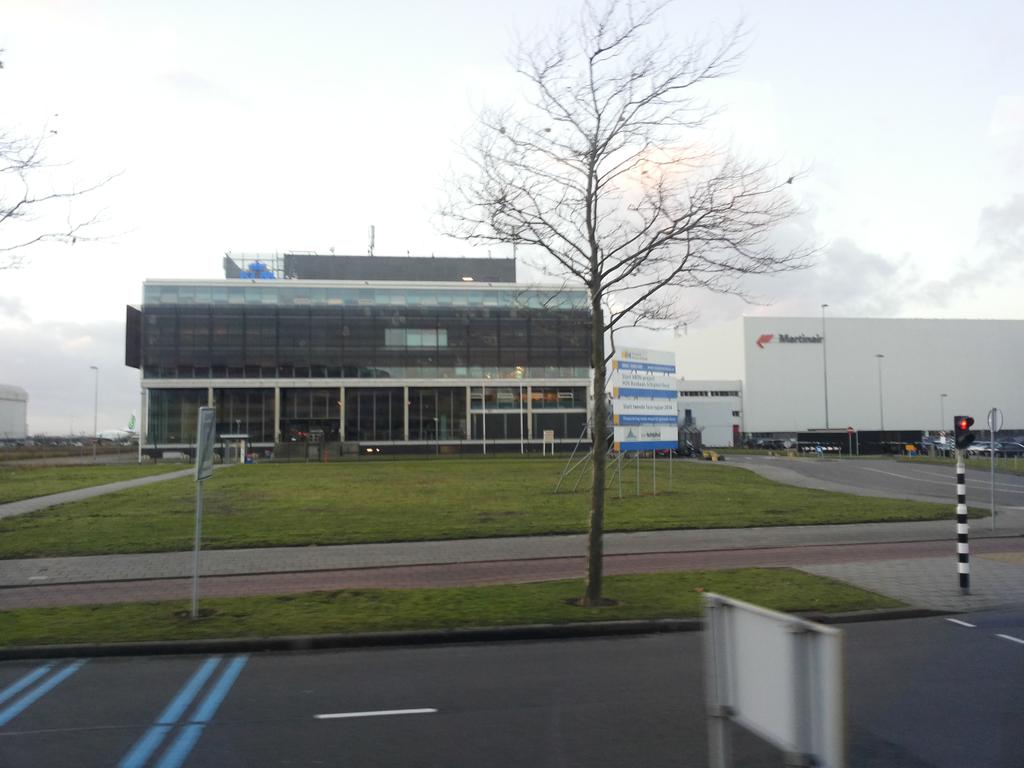 Nice visit to #klm OCC this afternoon with 2nd years @ABAStenden 
Now behind-the-scenes tour