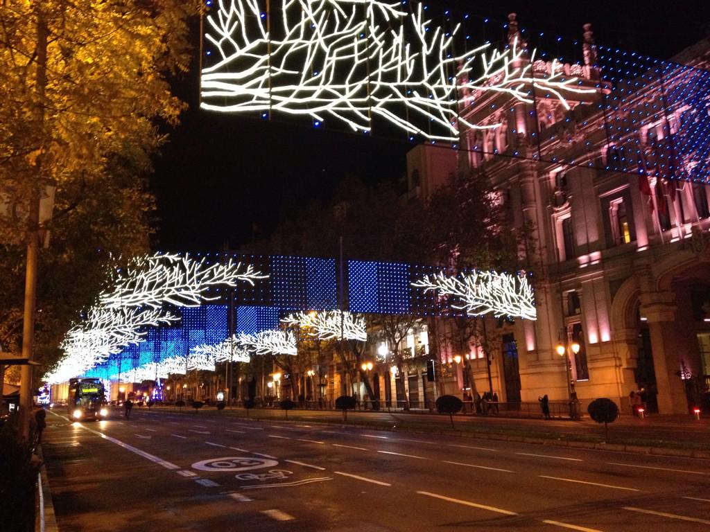 Enjoyus1995's tweet photo. Disfrutar de las luces de navidad madrileñas #caelababa http://t.co/TGgWdSUtLn