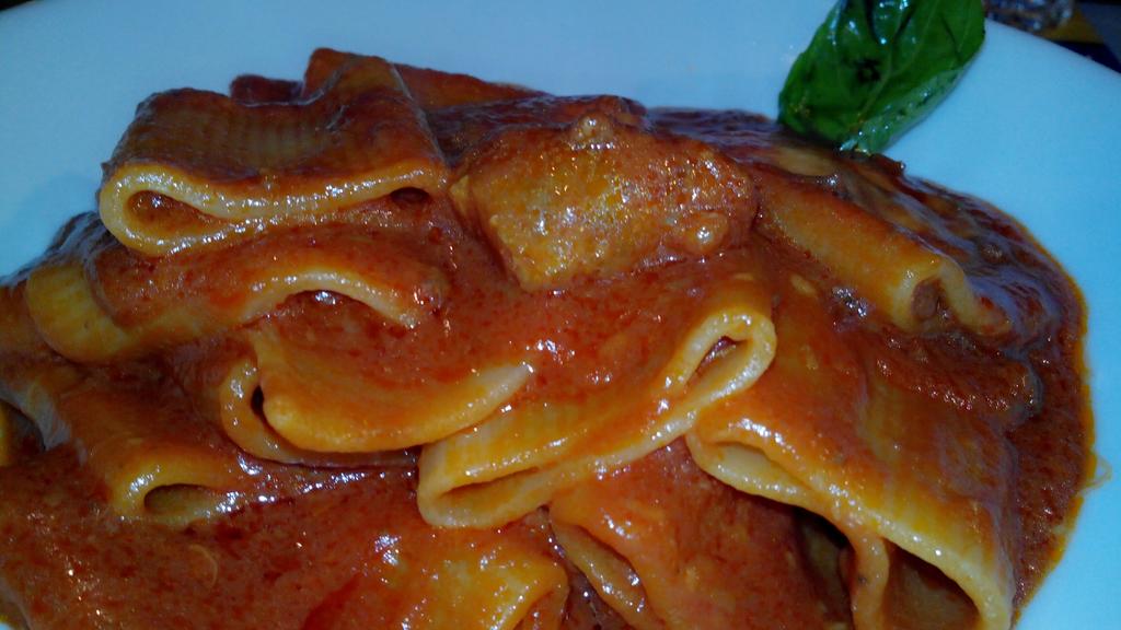 SoniaLorigliola's tweet photo. Finally tasted #ragunapoletano #paccheri Love #food  @fraSommaripa http://t.co/xUc3HFDwuy