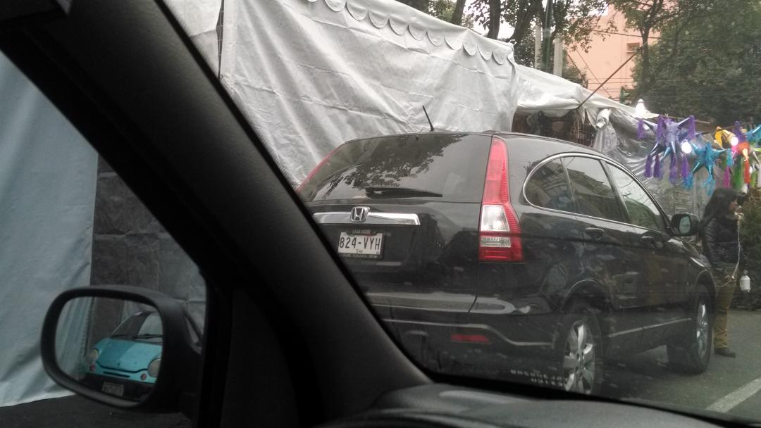 uidobrss's tweet photo. En Miguel laurent , este vehículo estacionado en doble fila haciendo el trafico para los vecinos. @En_laDelValle http://t.co/x0nqFGyCau