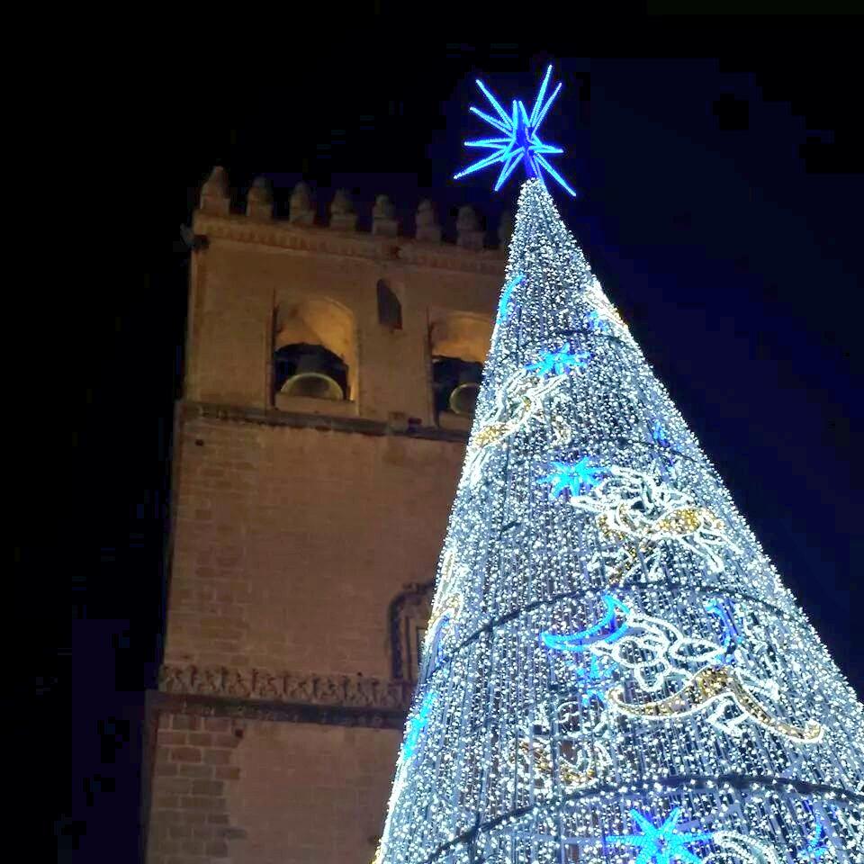 Domingo 14 ABRIMOS de 11:30 a 20:30. Comercio Centro #Badajoz #Extremadura #Portugal <a href="/MenachoCCA/">Menacho CCA</a>