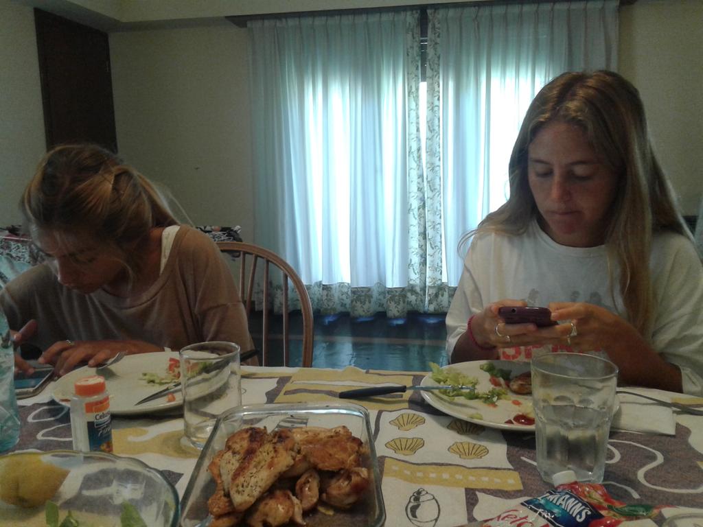 meliraa's tweet photo. Almorzar con mis hnas es prácticamente como comer sola. #adictasalcel @JosiuRA @camiruiza http://t.co/dnox3DUfV1