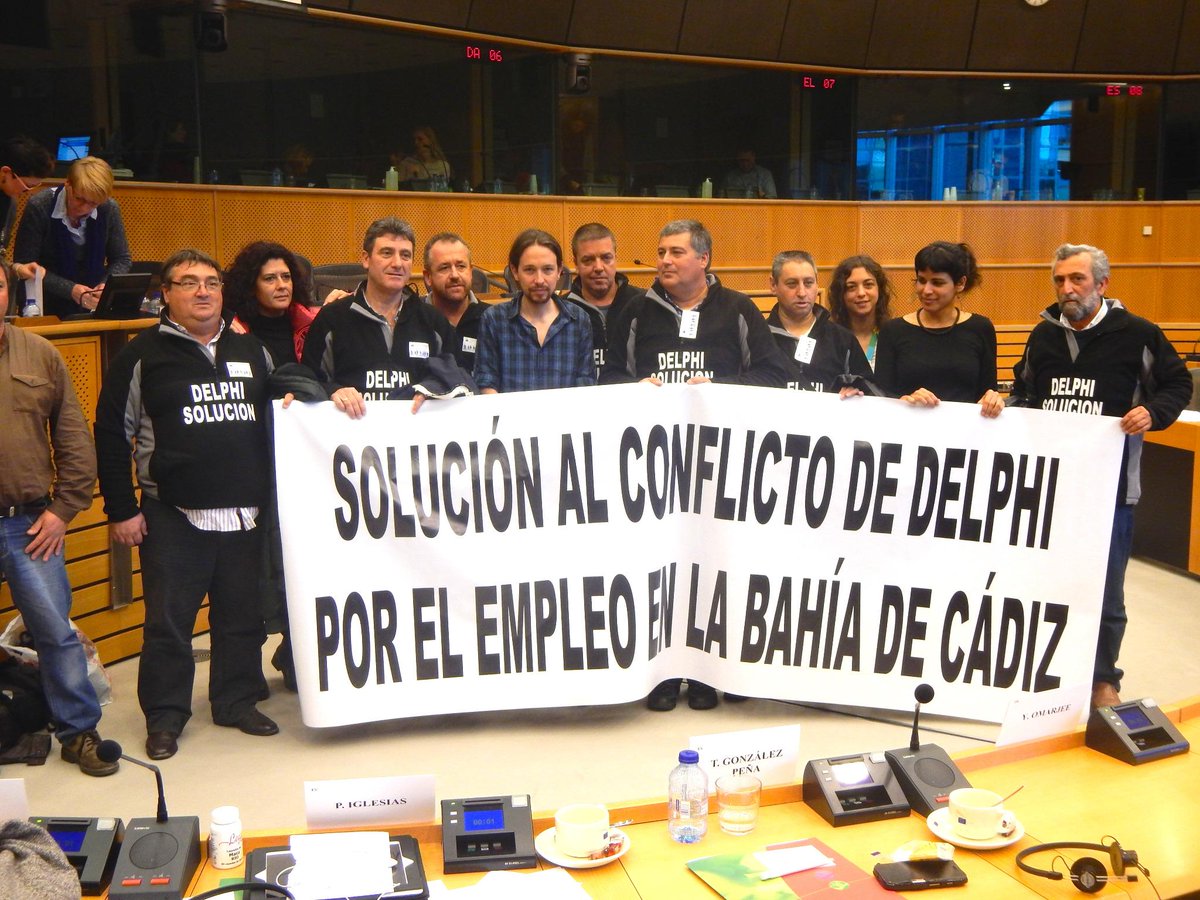 TaniaGonzalezPs's tweet photo. Visibilizando la lucha de los trabajadores de DELPHI en el pleno del @GUENGL. @Pablo_Iglesias_ http://t.co/YCtdjwizP9