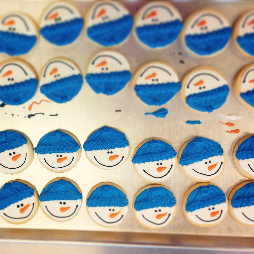 CakesByRobert's tweet photo. Our #Homemade #Nutfree #Snowman #Cookies are ready for winter! #bakery #Thornhill http://t.co/m392RWlv2s
