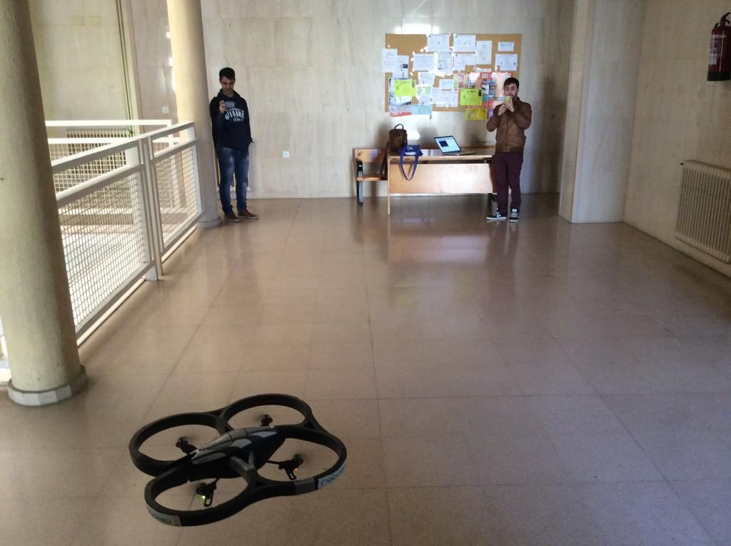 pablogarguez's tweet photo. Hoy por la mañana @nakernk haciendo volar el #drone de @RoboLab_UEx en @SolEpcc de la @EPCC_Unex con @ivan_barbecho http://t.co/PieUq2JzBj