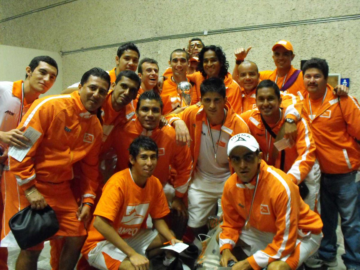 CFCorrecaminos's tweet photo. Imagen en el aeropuerto "Del Bajío" antes de abordar el avión de vuelta a casa con el Trofeo de Campeones #AP2011 http://t.co/MuMwMHnsFD