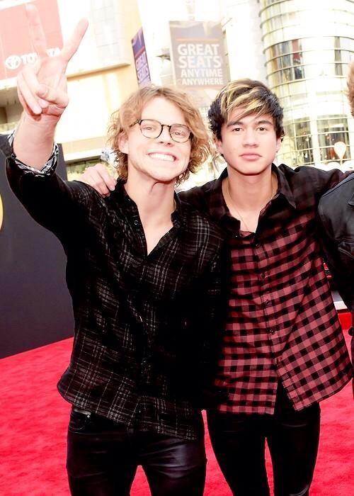 5SOSFam_Chile's tweet photo. DON´T STOP!!!! NO PAREN DE TWITTEAR CHICAS/OS #ChileWants5SOS http://t.co/tKWzpbH5Ax