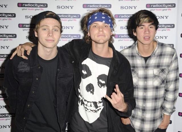 5SOS_Updates_US's tweet photo. 5SOS(minus Mikey) at the Radio City 96.7 Christmas Live in Liverpool - Dec 10, 2014(via http://t.co/giHkrYr6lf) #9-12 http://t.co/uuiCqOL1vu