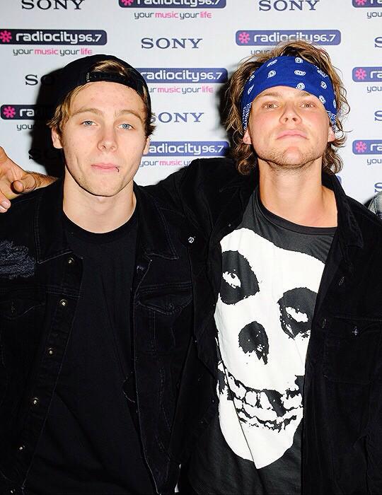 5SOS_Updates_US's tweet photo. 5SOS(minus Mikey) at the Radio City 96.7 Christmas Live in Liverpool - Dec 10, 2014(via http://t.co/giHkrYr6lf) #9-12 http://t.co/uuiCqOL1vu