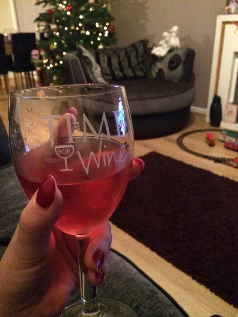 beccysplums's tweet photo. Vino after work 😍🍷🎄 http://t.co/d6yvg1Jmlx