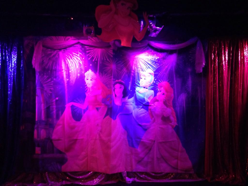 Academiadecanto's tweet photo. Ya! Muestra de disney con las profes princesas también! @analiasim y Susy Dutka #magia http://t.co/5tEDG2tvDB