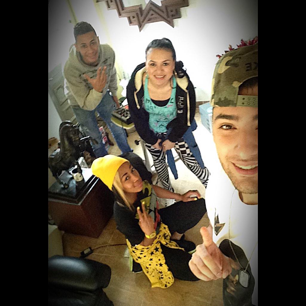 dmoramusic's tweet photo. Working!!! En ensayos para #LaFarra Todo el mundo para mayans!!! en #Bogota #CaminoLentoPeroSeguro #DMora #OA http://t.co/9XuFsFwWJg