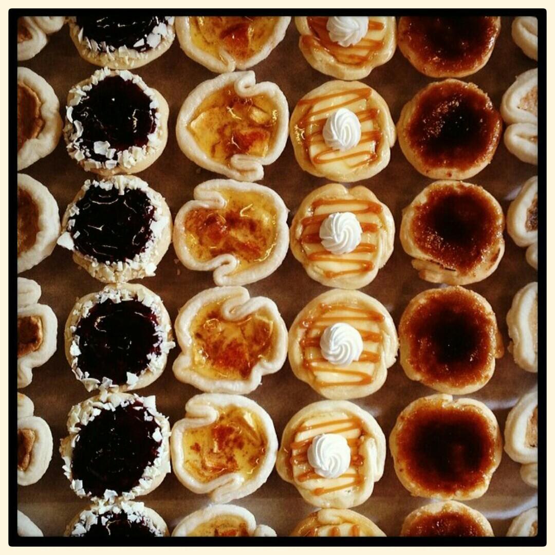 CakesByRobert's tweet photo. Delicious #nutfree mini #tarts come in trays of 36!  #bakery #thorhill #buttertarts #cheesecake #mixedberry #desserts http://t.co/teGtsku8A8