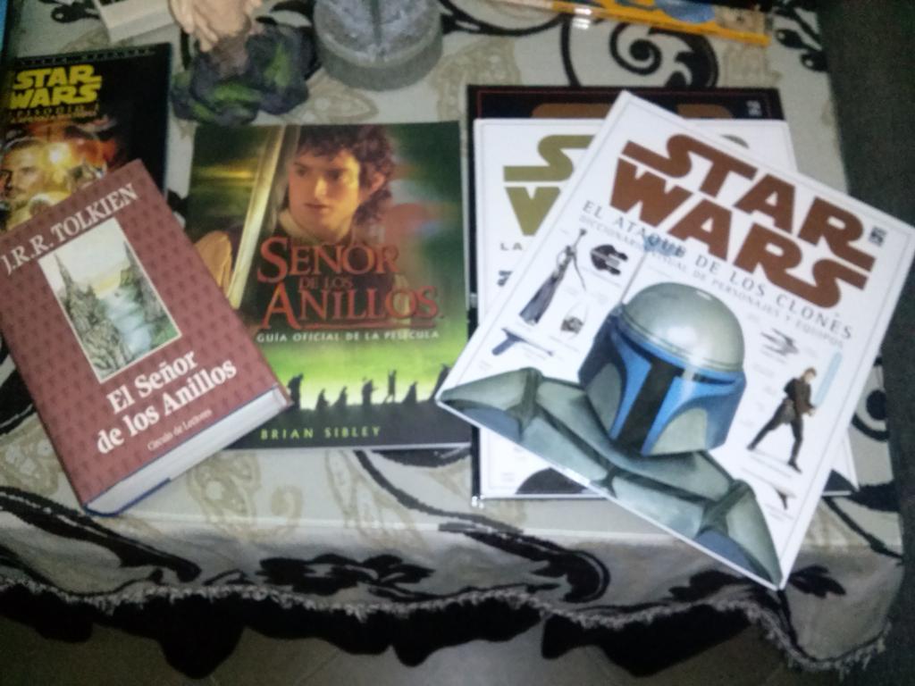 DesvariandoProd's tweet photo. Star Wars (Rt) o El Señor de los Anillos (Fav)? De cual eres tu? Nosotros lo tenemos muy claro... Mañana a las 17.00h http://t.co/nlWxtynfeR