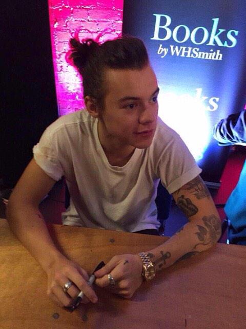 darsyloveharold's tweet photo. HE IS THE PRETTIEST MAN I'VE EVER SEEN♥♥ http://t.co/7CVf82HBbS