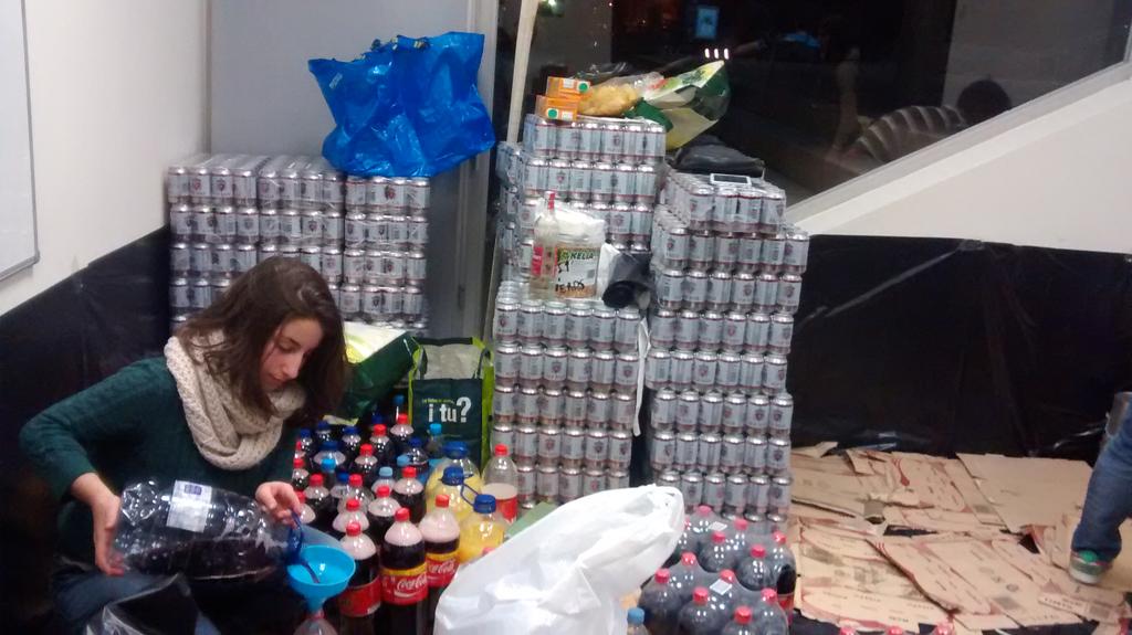 ganapies's tweet photo. Ja ho tenim tot a punt per demà! Més de 1300 litres per a la nostra Diada! Bona feina, comando beguda! #jovaigdeblau http://t.co/k0ESoDEB3O