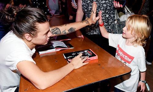 pape2691's tweet photo. La tenerezza in una foto.
#HarryStyles
#1Dbooksigning http://t.co/0GLpmxBNvn