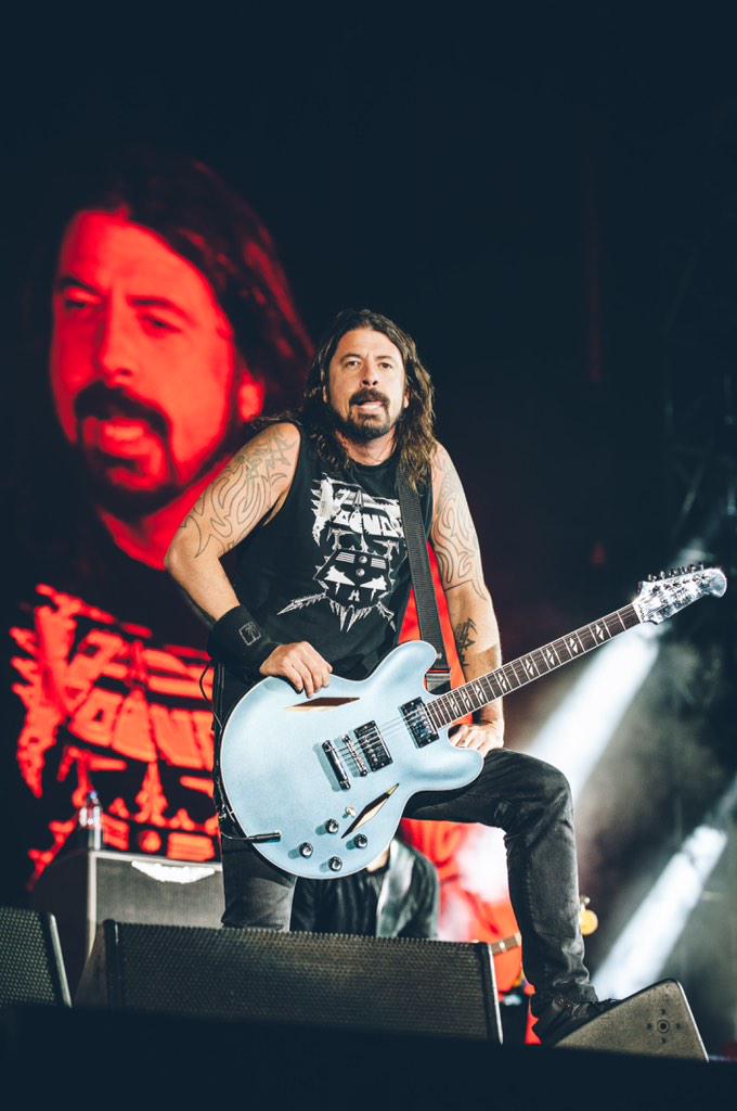 Dave's been wanting to play SA for a while... He takes a moment to breathe in the atmosphere! #FooFightersCPT