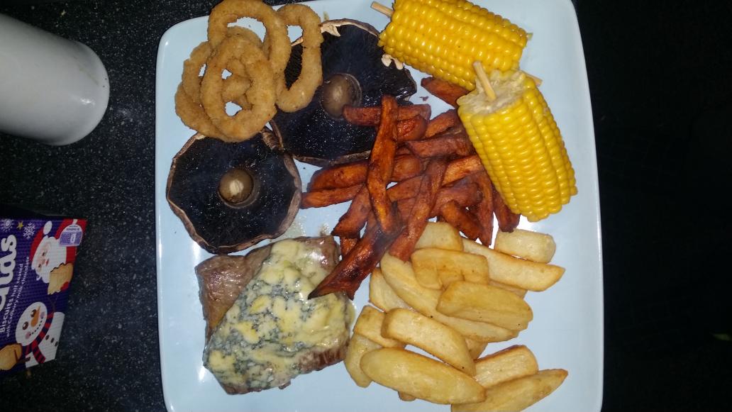 davep0101's tweet photo. @dannnaaaayyyyy night in with steak #spoilt! Xx http://t.co/Ax1CvycvLH