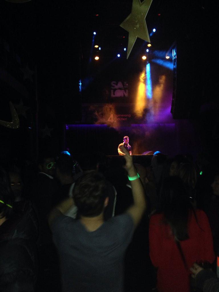 BoomadsTR's tweet photo. Gecenin yıldızları ödüllerine kavuştu. Eğlence devam ediyor. Sahnede @OzanDogulu #BUM14 http://t.co/o4MbdAIoni