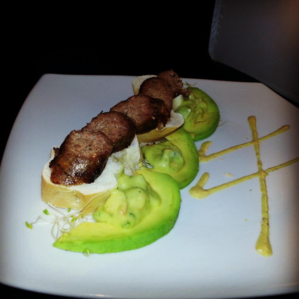 WilliamJocs's tweet photo. #Charcutería #CocinaInternacional Chorizos de ajo, acompañado con pan francés y guacamole. @ceujap @chefccc http://t.co/MPFdFHgVEk