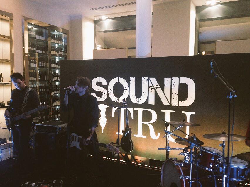 WARNERMUSICIT's tweet photo. I @PrettyVegasRock live at Cafè Trussardi #SoundTru @TrussardiNews http://t.co/muJxWlNSag