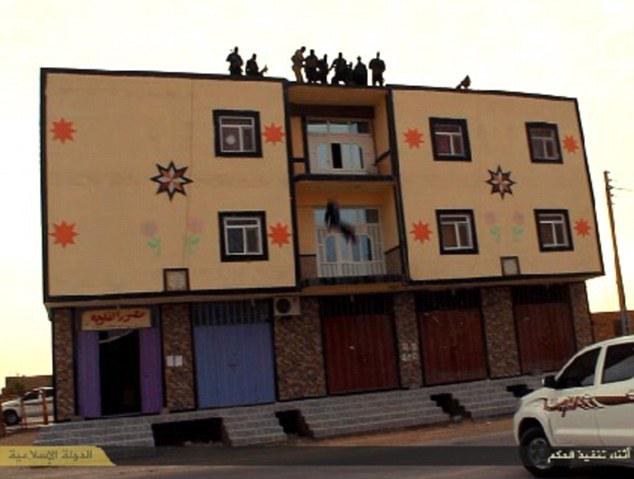 MiguelMorenatti's tweet photo. Salvajes éstos de ISIS, ejecutando a homosexuales lazándolos al vacío desde un edificio.
-- http://t.co/8ptmHbQfFZ http://t.co/U7r6JmiGWo