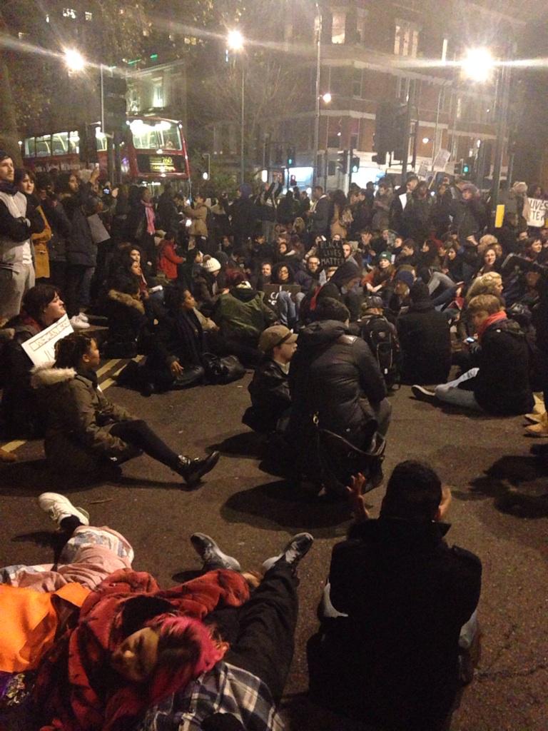 JoanaRamiroUK's tweet photo. Sorry I stopped tweeting #BlackLivesMatter #LondonToFerguson demo but phone died so here's one more pic to compensate http://t.co/0eNjWPcgLA
