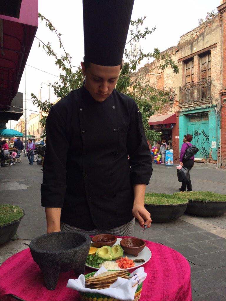 PlacerEsMex's tweet photo. Volvimos a @ROLDANDF probamos un delicioso guacamole con un toque de jugo naranja y chapulines. Exquisito! http://t.co/tc8zkt2wya