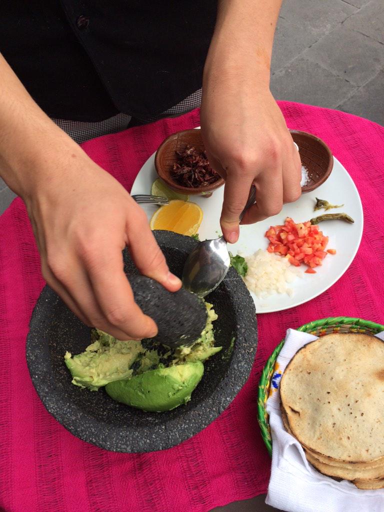 PlacerEsMex's tweet photo. Volvimos a @ROLDANDF probamos un delicioso guacamole con un toque de jugo naranja y chapulines. Exquisito! http://t.co/tc8zkt2wya