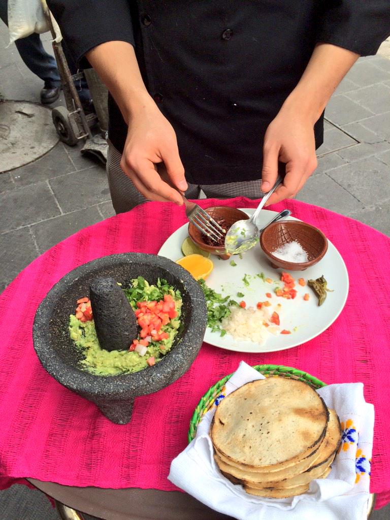 PlacerEsMex's tweet photo. Volvimos a @ROLDANDF probamos un delicioso guacamole con un toque de jugo naranja y chapulines. Exquisito! http://t.co/tc8zkt2wya
