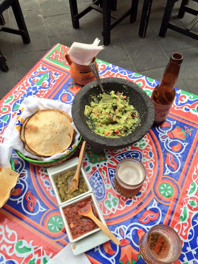 PlacerEsMex's tweet photo. Volvimos a @ROLDANDF probamos un delicioso guacamole con un toque de jugo naranja y chapulines. Exquisito! http://t.co/tc8zkt2wya