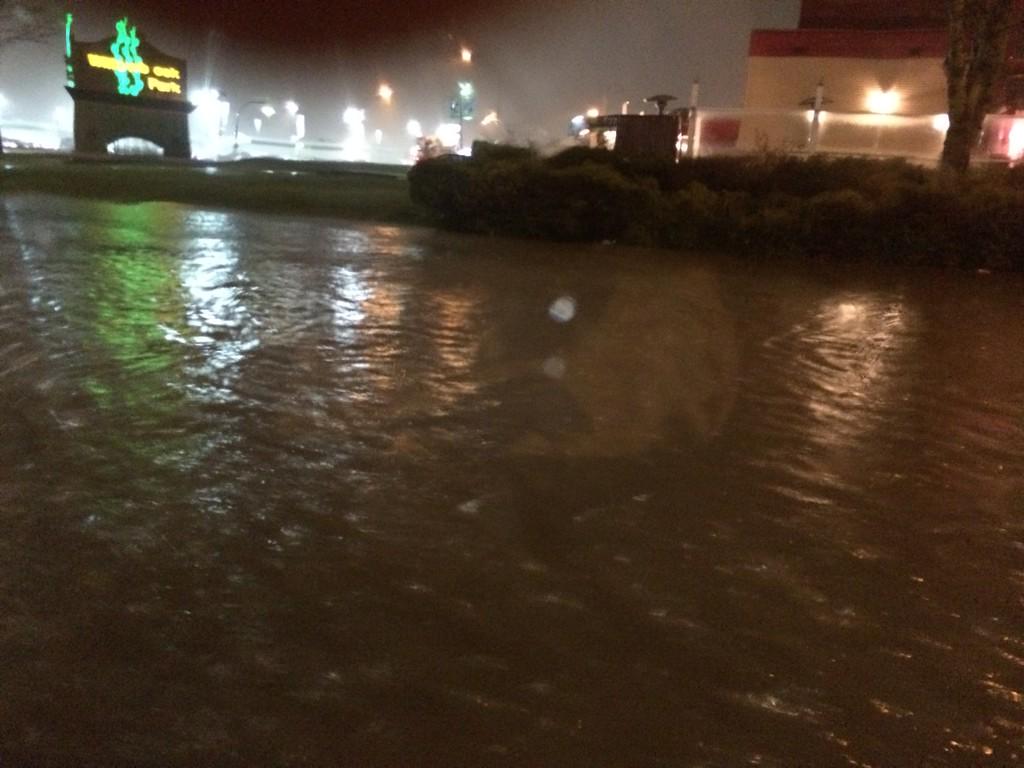 GlobalBC's tweet photo. RT @deltapolice: Hoping the hatches are battened down in Delta... This is 200th St/Langley bypass right now http://t.co/KKoFZ5N9sM