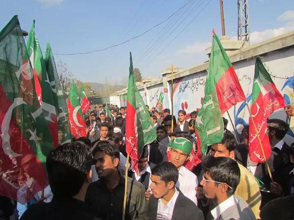 GeoReshma's tweet photo. ISF Abbottabad Massive protest against Pmln Terrorism.1000's of student's participated in protest #TerroristPMLN http://t.co/91R8C8Iavq