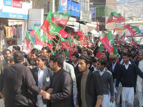 GeoReshma's tweet photo. ISF Abbottabad Massive protest against Pmln Terrorism.1000's of student's participated in protest #TerroristPMLN http://t.co/91R8C8Iavq