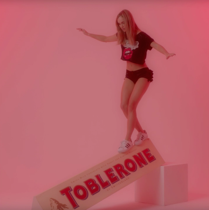 MandiLennard's tweet image. .@sukiwaterhouse RIDING A TOBLERONE IN ADIDAS SHELL TOES 🚬@THELOVEMAGAZINE #VIDEOAdvent #DAY10 @RuthHogben #SMOKING